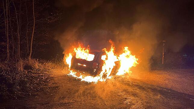 Ein Auto auf dem Parkplatz Achenberg in Bad Zurzach (Schweiz) steht im November 2022 in Flammen.