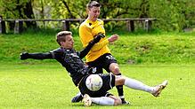 Der Gutmadinger Lukas Riedmüller (stehend) im Duell mit dem Denkinger Manuel Oberdorfer. Riedmüller erzielte das Tor des Tages in dieser ...