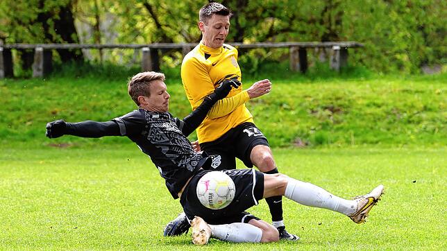 Der Gutmadinger Lukas Riedmüller (stehend) im Duell mit dem Denkinger Manuel Oberdorfer. Riedmüller erzielte das Tor des Tages in dieser ...