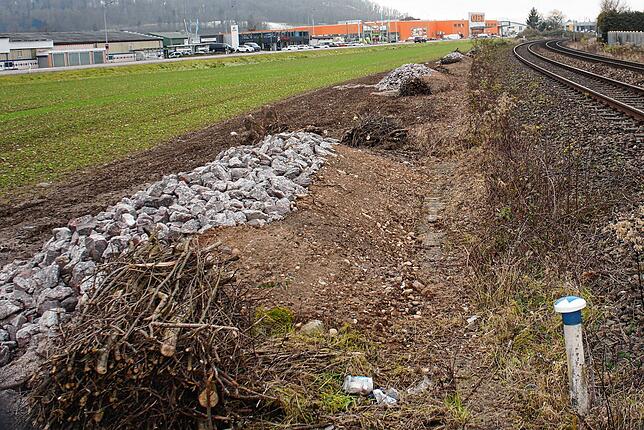 Die Reihe der Stein- und Holzhaufen zieht sich bis zur Himmelreichstraße hin. Hier bietet das breite Feld genbügend Abstand zur L151. Im ...