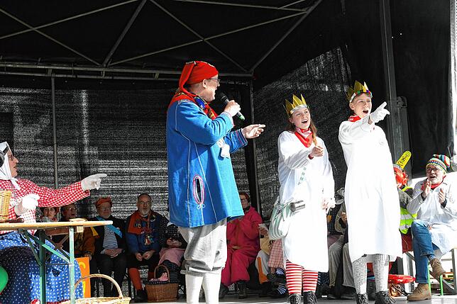 Bild 13: Singen feiert den Schmotzigen Dunschdig: Die besten Bilder vom Rathaussturm!