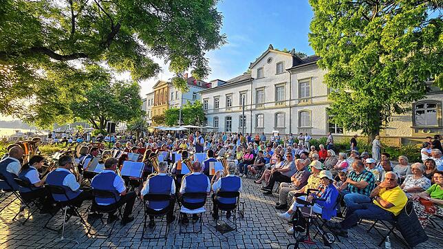 Vor drei Wochen spielte der Musikverein Hödingen am Mantelhafen. Hier findet vom 4. bis 6. Juli das erste „S`Fescht“ der Stadtkapelle ...