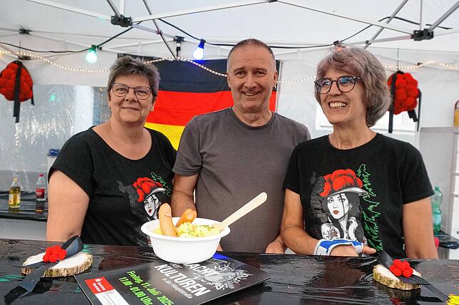 Regional:Jeder Stand ist bei der „Nacht der Kulturen“ landestypisch mit Fahnen und Symbolen dekoriert, diese Lauchringer vertreten ...