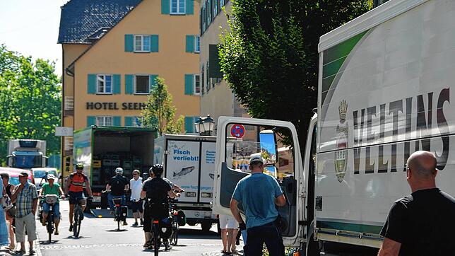 In der Meersburger Unterstadtstraße ist das Verkehrsaufkommen vor allem in den Frühjahr- und Sommermonaten gewaltig. Eine Fußgängerzone ...