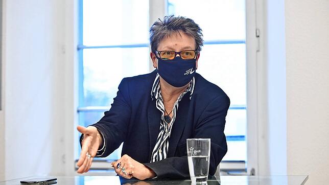 Zum Metier von Karin Becker als Intendantin des Theaters Konstanz gehört die Schauspielkunst mit all ihren Maskeraden. Auf den ...