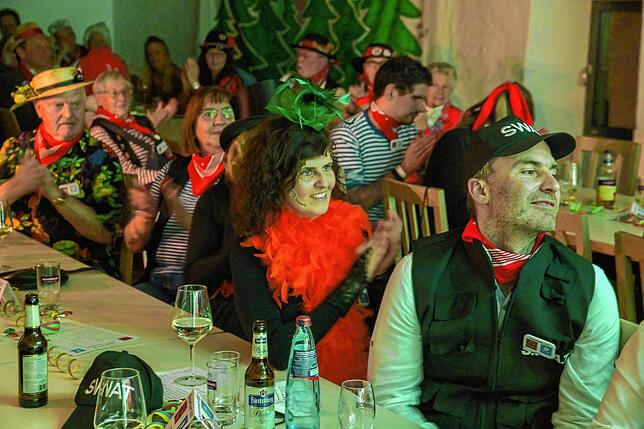Das Publikum amüsiert sich prächtig bei der Live-Veranstaltung, hier eine Szene aus der Zehntscheuer.