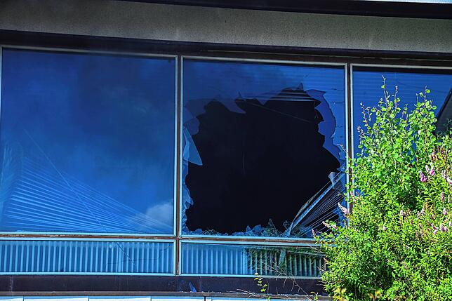 Nachdem die Feuerwehr eine der großen Fensterscheiben einschlug, konnte der dichte, schwarze Qualm aus dem Gebäudeinneren entweichen.