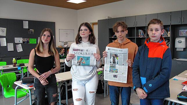 Amy Müller, Lucy Burgstett, Patrice Gilles und Finn Olbrich (von links) aus der achten Klasse der Steißlinger Gemeinschaftsschule fühlen ...