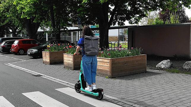 Die türkisen E-Scooter des Anbieters Tier sind zurück in Friedrichshafen.