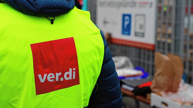 (Archivbild) In gelben Verdi-Westen streikten Bedienstete des öffentlichen Nahverkehrs auch Anfang März 2023 vor dem Werkstor der ...