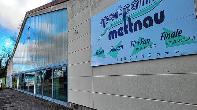 Die Tennishalle auf der Mettnau wird aktuell von der TSG betrieben, da noch immer keiner neuer Erbbaurechtsnehmer gefunden ist. Nun wird ...