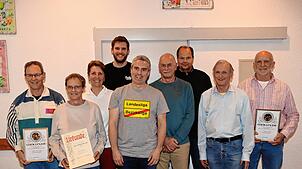 Nach der Versammlung des Kegelclubs Rot-Weiß Unterkirnach stellen sich (von links) Klaus Kieninger, Karin Ketterer, Gabriele Kosellek, ...