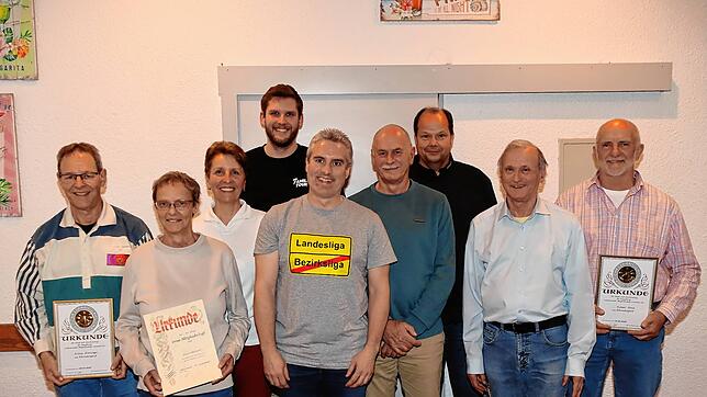 Nach der Versammlung des Kegelclubs Rot-Weiß Unterkirnach stellen sich (von links) Klaus Kieninger, Karin Ketterer, Gabriele Kosellek, ...