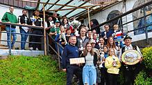 Viele Pokalgewinner und Dorfschützenkönig Peter Gehring (unten rechts) präsentieren sich zum Siegerbild der Schützenwoche mit ...