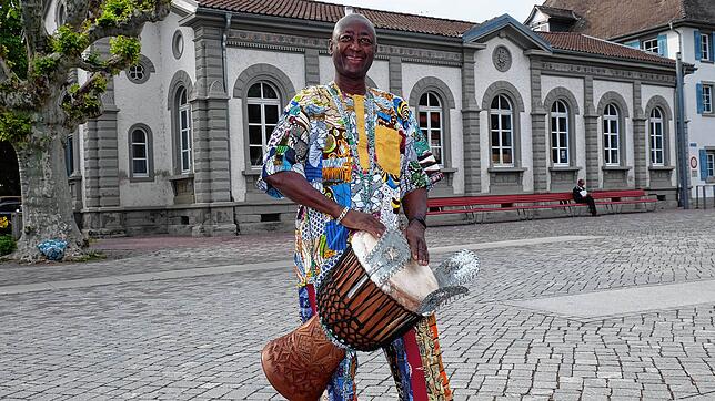 Amadou Kouaté gibt seit 27 Jahren in Überlingen Trommelkurse. Das geplante Afrikafestival wurde aufgrund der Corona-Pandemie auf ...
