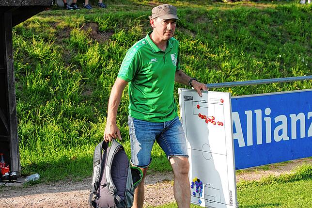 Bild 2: Aufsteiger SV Waldhaus gewinnt gegen den FC Grießen mit 2:1 &ndash; und wir haben die Bilder!