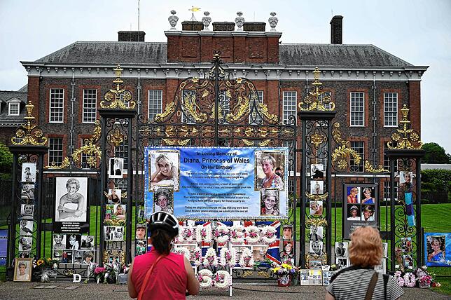 Das Tor des Kensington-Palasts haben Fans von Prinzessin Diana mit Erinnerungen geschmückt.