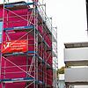 Im Konstanzer Stadtteil Petershausen ist dieses Haus in Magenta nur ein Beispiel für Nachverdichtung.