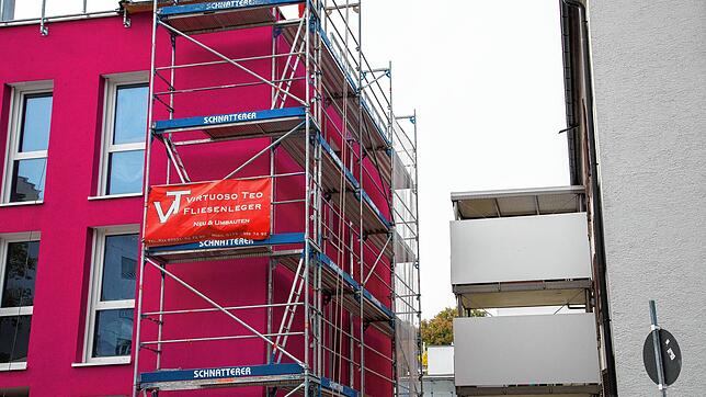 Im Konstanzer Stadtteil Petershausen ist dieses Haus in Magenta nur ein Beispiel für Nachverdichtung.
