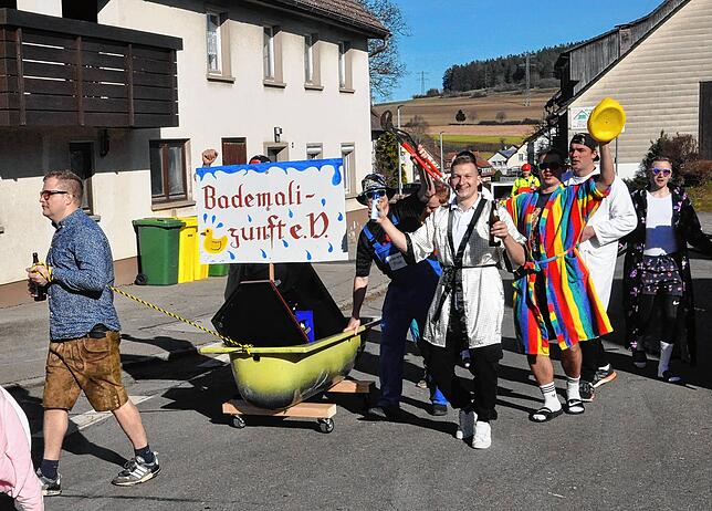 Die Bademalis werben lautstark für ihre neue Zunft.