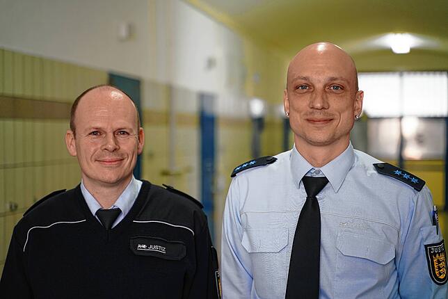 Thomas Gut (links), stellvertretender Vollzugsdienstleiter, und Sebastian Akkus, Betriebsleiter des vollzuglichen Arbeitswesens.