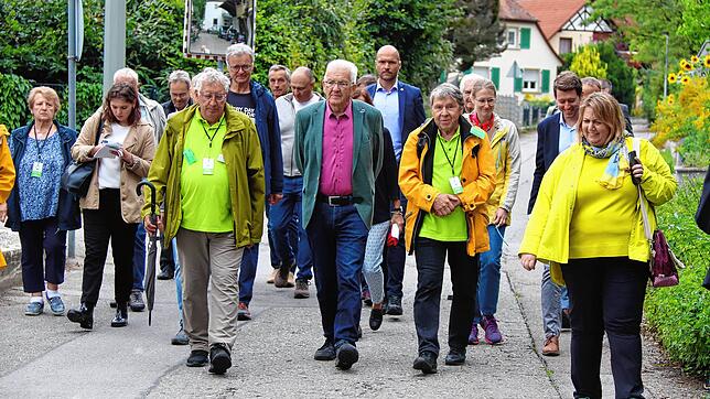 Demonstrative Bürgernähe in Frickingen: Ministerpräsident Winfried Kretschmann (Mitte) zwischen Klaus Bäuerle und Jürgen Jung. Sie ...