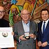Walter Möll (Bildmitte), Gruppenleiter der &bdquo;Muettersproch Gsellschaft Regionalgruppe Hegau&ldquo;, nimmt aus den Händen von ...