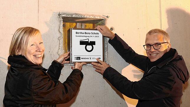 Landrätin Stefanie Bürkle und Wolfgang Müller, Mitglied der Geschäftsführung der Firma Reisch, deponieren die befüllte Zeitkapsel in ...