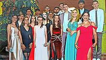 Die Abschlussklasse umringt ihre Klassenlehrerin Susanne Heizmann-Sandner (Mitte) für ein Gruppenbild anlässlich der Abschlussfeier in ...