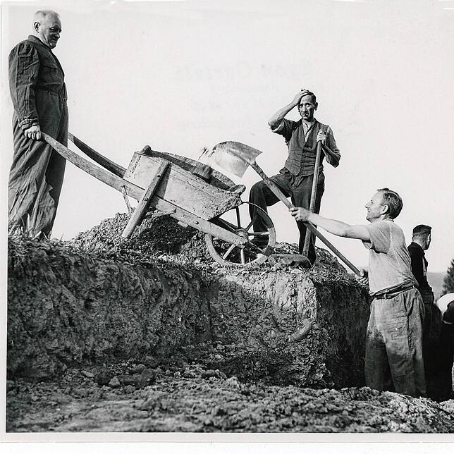 Soldaten und Zivilisten heben im März oder April 1945 bei Rhina den Berg hinauf Schützengräben und Unterstände aus, die als ...