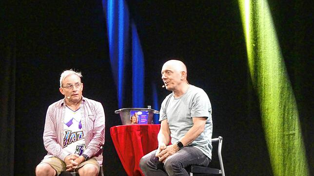 Wigald Boning (links) und Bernhard Hoëcker begeistern das Publikum mit ihrem Programm „Gute Frage“ im Gloria Theater in Bad Säckingen. ...