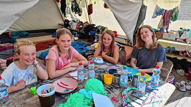 Szene am Basteltisch. Sehr zufrieden sind die Kinder, dass sie viel selbst entscheiden können, was im Lager passiert. Das Foto zeigt ...
