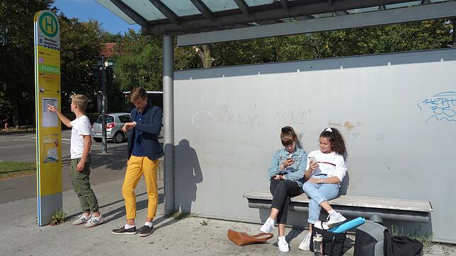 Der Überlinger Jugendgemeinderat setzt sich für ein besseres Angebot von öffentlichen Verkehrsmitteln ein. Hier warten Victor Kliewer, ...