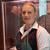 Muss nach Anordnung der örtlichen Innung trotz der Plexiglasscheibe künftig nun auch einen Mundschutz tragen beim Bedienen in der ...