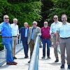 Auf dem neuen Anlegesteg in Blickrichtung Ufer und Marienschlucht (von links): Roger Tscheulin (Ortsvorsteher von Dettingen-Wallhausen), ...