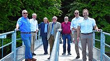 Auf dem neuen Anlegesteg in Blickrichtung Ufer und Marienschlucht (von links): Roger Tscheulin (Ortsvorsteher von Dettingen-Wallhausen), ...