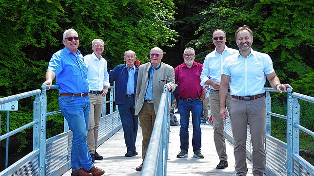 Auf dem neuen Anlegesteg in Blickrichtung Ufer und Marienschlucht (von links): Roger Tscheulin (Ortsvorsteher von Dettingen-Wallhausen), ...
