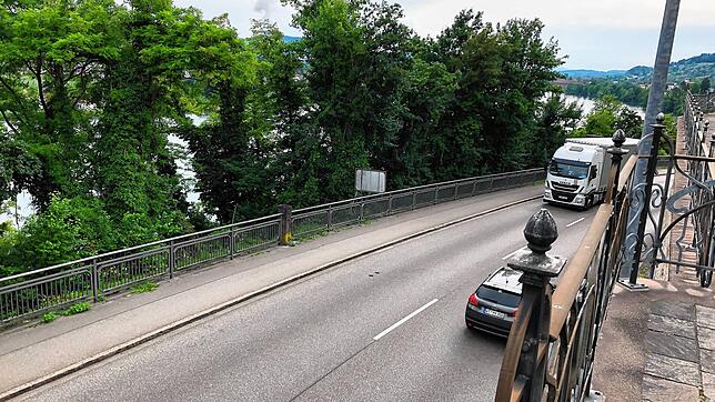 Das Verkehrsaufkommen am Hochrhein soll bis 2040 weiter steigen. Das bedeutet auch mehr Belastung für die Ortsdurchfahrten an der B 34, ...