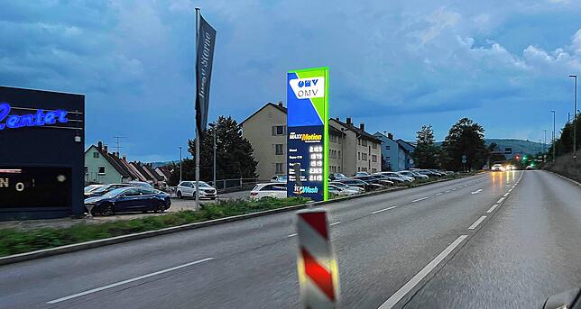 In Waldshut kostete am Dienstagabend der Liter Diesel 2,16 Euro und der Liter Benzin 1,91 Euro. Noch sind beide Kraftstoffe in ...
