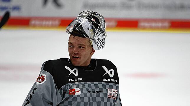 Michael Bitzer auf dem Eis der Helios Arena. Der Deutsch-Amerikaner hat sich mit seiner Familie bereits gut in Schwenningen eingelebt.
