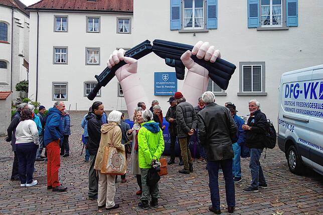 Das Mahnmal, eine Leihgabe der Deutschen Friedensgesellschaft, trägt den Titel „Kein Krieg in meinem Namen“.
