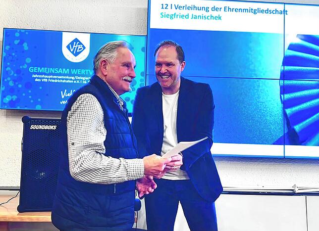 Der VfB Friedrichshafen hat ein neues Ehremitglied. VfB-Präsident Jochen Benz überreicht die Urkunde an Siegfried Janischek von der ...