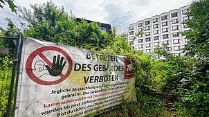 Die Grossmann Group hat nach dem Kauf der Immobilie das Gelände mit Bauzäunen abgesichert, weil zuvor immer wieder Unbefugte das ...