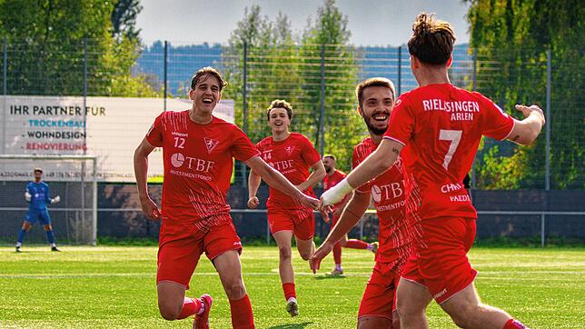 Der 1. FC Rielasingen-Arlen feiert das Tor zum 3:1-Endstand über Teningen durch Elias Christiansen.