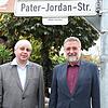 Die Salvatorianerpatres Bernhard Fuhrmann (rechts) und Peter Daubner in Gurtweil am Straßenschild, das an Pater Jordan erinnert. ...