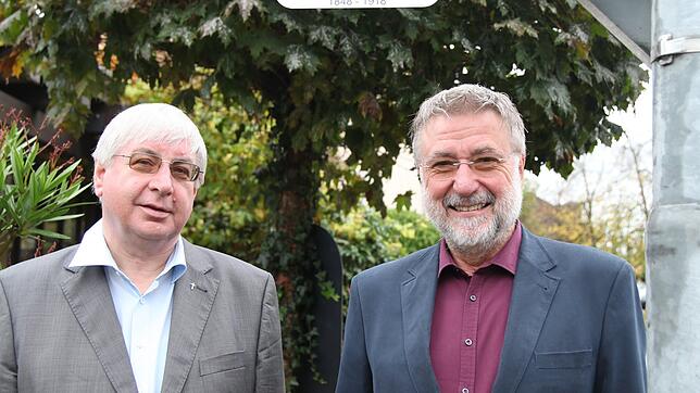 Die Salvatorianerpatres Bernhard Fuhrmann (rechts) und Peter Daubner in Gurtweil am Straßenschild, das an Pater Jordan erinnert. ...