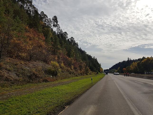 Bild 29: Bilder vom Abtransport des Felsbrockens auf der A81 nach dem Unfall nahe Trossingen
