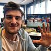 HSG-Spieler Fynn Beckmann an seinem aktuellen Arbeitsplatz in der SÜDKURIER-Sportredaktion.