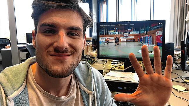 HSG-Spieler Fynn Beckmann an seinem aktuellen Arbeitsplatz in der SÜDKURIER-Sportredaktion.