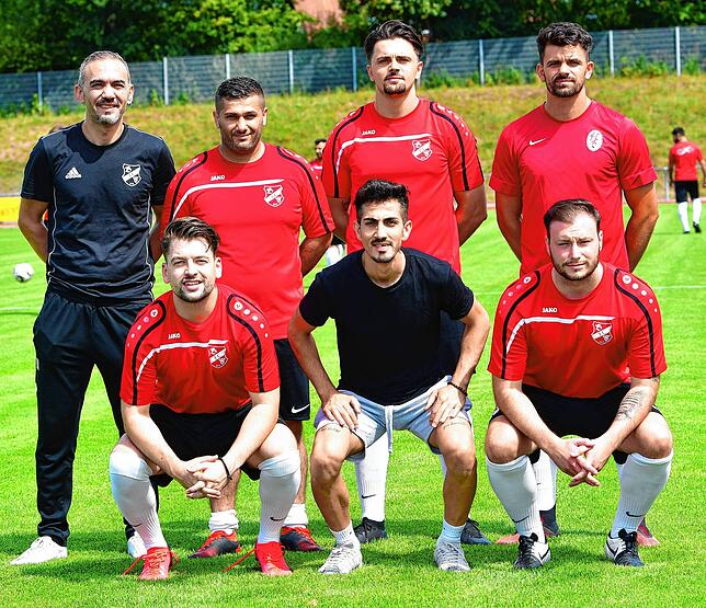 Neue beim BFC Friedlingen: (hinten,von links) Trainer Deniz Aytac, Co-Trainer Servet Ay-Güven, Endrit Gashi, Arjenit Gashi. (vorn, von ...